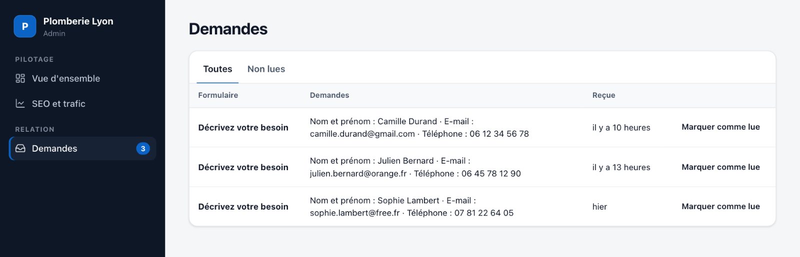 Écran Demandes de l’admin : trois demandes de devis avec le nom, l’e-mail, le téléphone et l’heure de réception